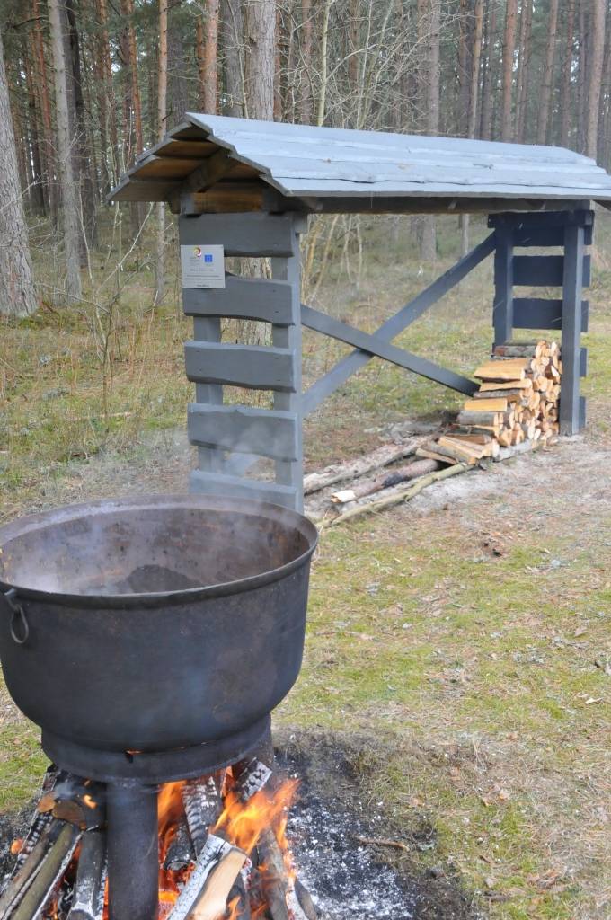Pusdesmitos no rīta daļa talcinieku Bernātos jau izklīduši pa jūrmalu un slavenajām vigām, kur tās lielās lazdas aug (vigas ir ielejas starp kangariem, kas savukārt ir kāpas). Svetlana Pūķe, kas talciniekiem gatavo skābeņu zupu, pērn tajās...
Autors: Ilze Vainovska