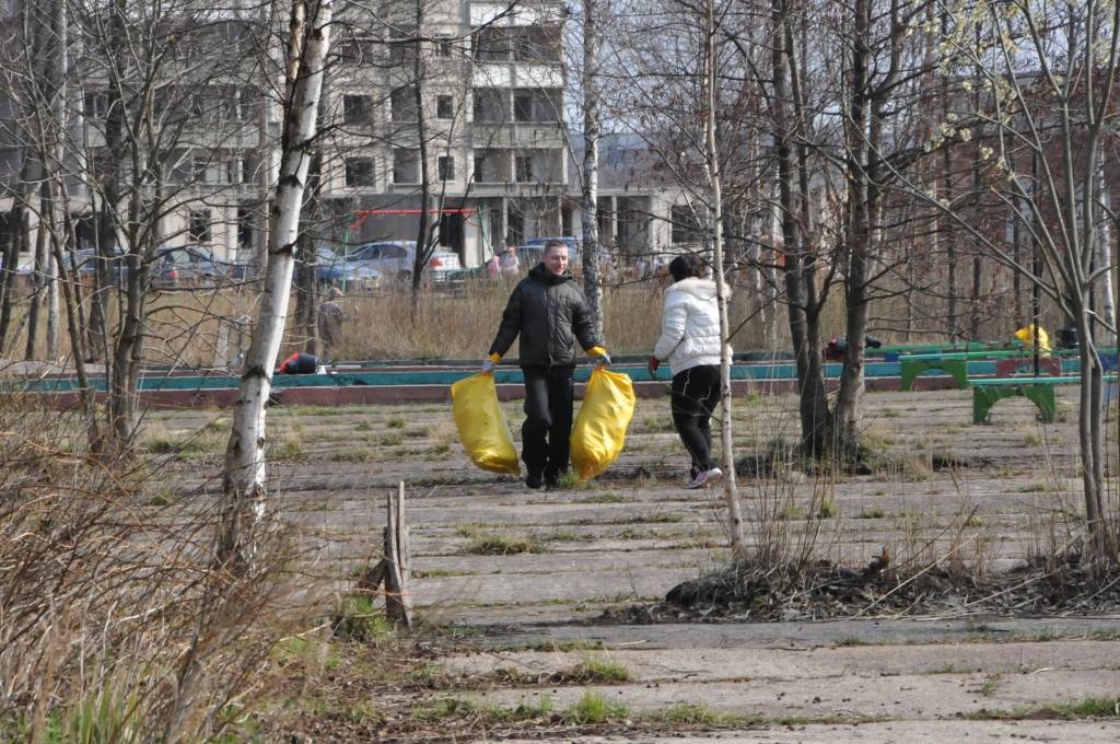 Pusdesmitos no rīta daļa talcinieku Bernātos jau izklīduši pa jūrmalu un slavenajām vigām, kur tās lielās lazdas aug (vigas ir ielejas starp kangariem, kas savukārt ir kāpas). Svetlana Pūķe, kas talciniekiem gatavo skābeņu zupu, pērn tajās...
Autors: Ilze Vainovska