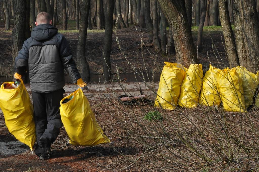 Pusdesmitos no rīta daļa talcinieku Bernātos jau izklīduši pa jūrmalu un slavenajām vigām, kur tās lielās lazdas aug (vigas ir ielejas starp kangariem, kas savukārt ir kāpas). Svetlana Pūķe, kas talciniekiem gatavo skābeņu zupu, pērn tajās...
Autors: Ilze Vainovska