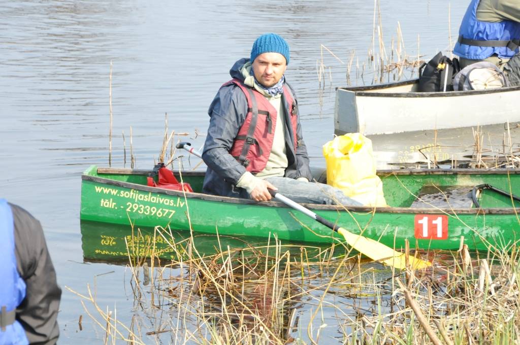 Pusdesmitos no rīta daļa talcinieku Bernātos jau izklīduši pa jūrmalu un slavenajām vigām, kur tās lielās lazdas aug (vigas ir ielejas starp kangariem, kas savukārt ir kāpas). Svetlana Pūķe, kas talciniekiem gatavo skābeņu zupu, pērn tajās...
Autors: Ilze Vainovska
