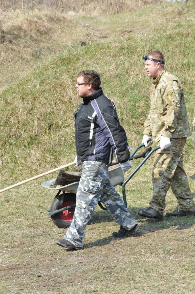 Pusdesmitos no rīta daļa talcinieku Bernātos jau izklīduši pa jūrmalu un slavenajām vigām, kur tās lielās lazdas aug (vigas ir ielejas starp kangariem, kas savukārt ir kāpas). Svetlana Pūķe, kas talciniekiem gatavo skābeņu zupu, pērn tajās...
Autors: Ilze Vainovska