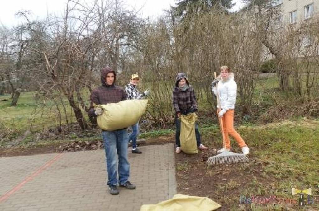 Piektdien, 20. aprīlī, Lielā talka notika Ata Kronvalda Durbes vidusskolā. Skolēni sakopa skolas apkārtni, sporta laukumu un Raiņa ielu.
Autors: ReKurZeme, portāls