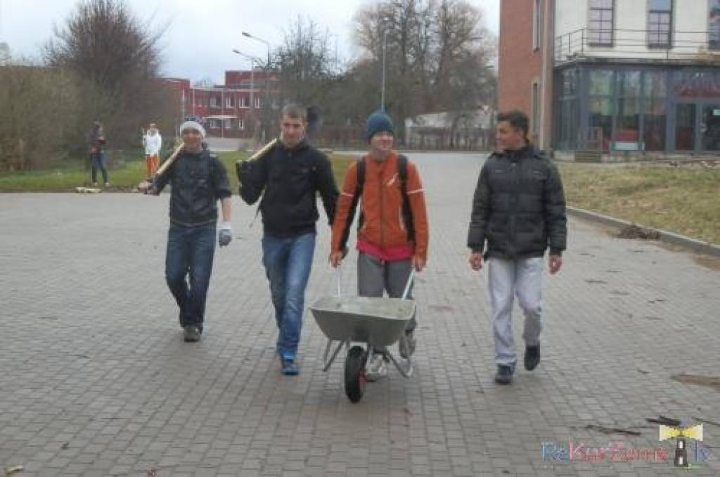 Piektdien, 20. aprīlī, Lielā talka notika Ata Kronvalda Durbes vidusskolā. Skolēni sakopa skolas apkārtni, sporta laukumu un Raiņa ielu.
Autors: ReKurZeme, portāls