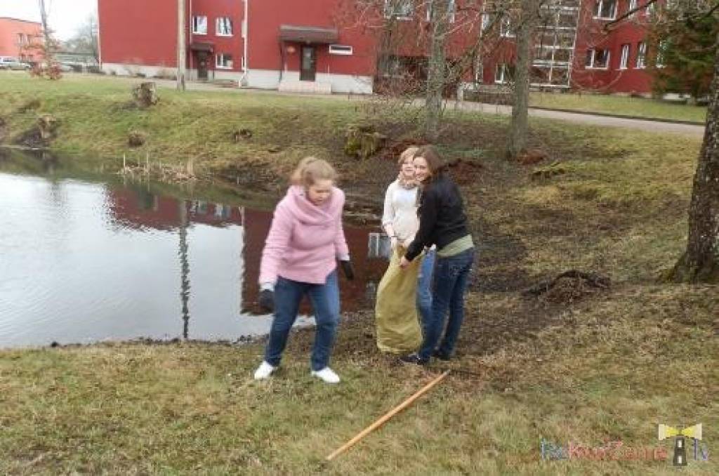 Piektdien, 20. aprīlī, Lielā talka notika Ata Kronvalda Durbes vidusskolā. Skolēni sakopa skolas apkārtni, sporta laukumu un Raiņa ielu.
Autors: ReKurZeme, portāls