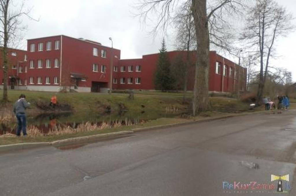 Piektdien, 20. aprīlī, Lielā talka notika Ata Kronvalda Durbes vidusskolā. Skolēni sakopa skolas apkārtni, sporta laukumu un Raiņa ielu.
Autors: ReKurZeme, portāls