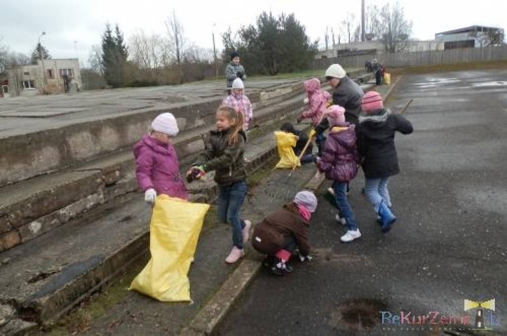 Piektdien, 20. aprīlī, Lielā talka notika Ata Kronvalda Durbes vidusskolā. Skolēni sakopa skolas apkārtni, sporta laukumu un Raiņa ielu.
Autors: ReKurZeme, portāls