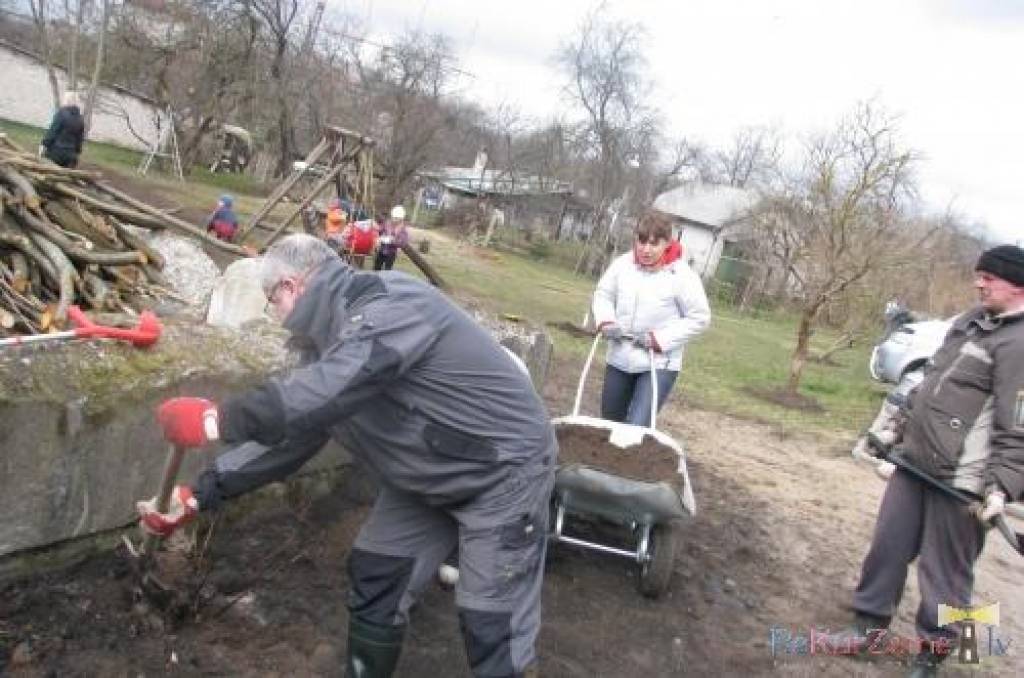 Šajā mājā dzīvoju jau sešus gadus, un kurš nevēlas dzīvot sakoptā mājā un sakoptā vidē. 2010.gadā mājas sapulcē nolēmām, ka varam par mājas
apsaimniekošanu piemaksāt 0.10ls par m2.Tas mums deva iespēju mājai salabot jumtu, nomainīt...