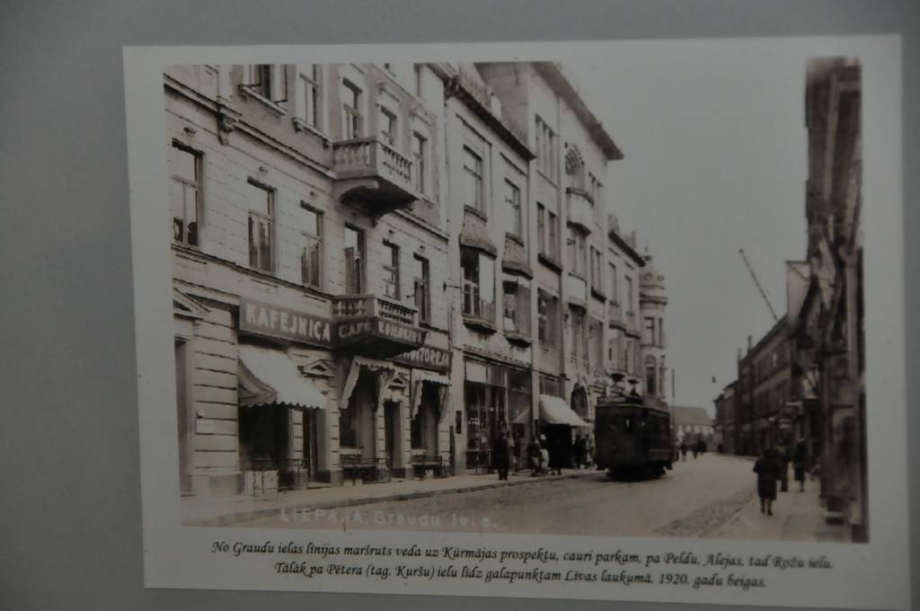 Ceturtdien, 12. aprīlī, Liepājas domē atklāja kolekcionāra Jura Raķa seno fotogrāfiju kolekcijas izstādi par Liepājas tramvaja būvniecību un attīstību līdz mūsdienām.

Kā ziņots, Liepājā šogad uzsāks tramvaja līnijas pagarināšanu.
Autors: ReKurZeme, portāls