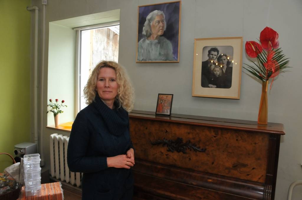 Galerijā "Mētras Māja" Aizputē skatāma Dzidras Altenas piemiņai veltīta izstāde "Bij' manai māmiņai zelta kamolīt's".
Autors: ReKurZeme, portāls
