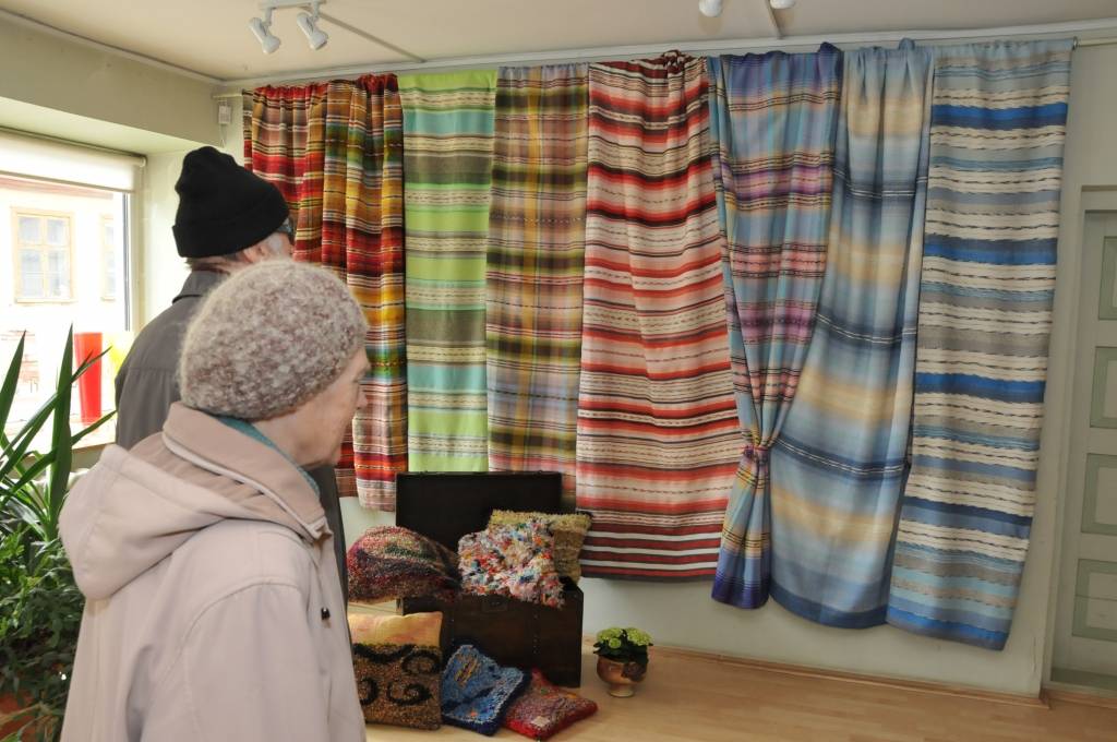 Galerijā "Mētras Māja" Aizputē skatāma Dzidras Altenas piemiņai veltīta izstāde "Bij' manai māmiņai zelta kamolīt's".
Autors: ReKurZeme, portāls