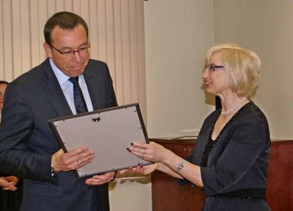 Veselības ministre Ingrīda Circene ministrijas Atzinības rakstu pasniedz Liepājas Reģionālās slimnīcas valdes priekšsēdētājam Edvīnam Strikam.
Autors: Veselības ministrija