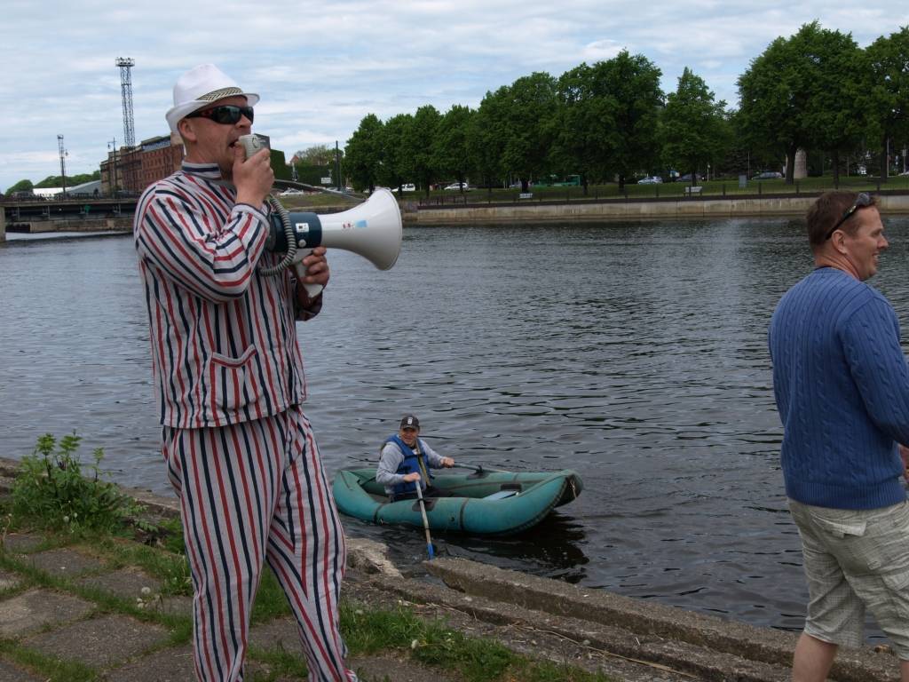 26. maijā Liepājas ezerā un Tirdzniecības kanālā notika ūdenstūrisma sacensības "Liepājas regate". Sacensības šogad bija īpašas ar to, ka dalībnieki ne tikai airēja, bet arī veica orientēšanos uz ūdens. Kā ierasts pa ceļam vāca ūdenī...
Autors: ReKurZeme, portāls