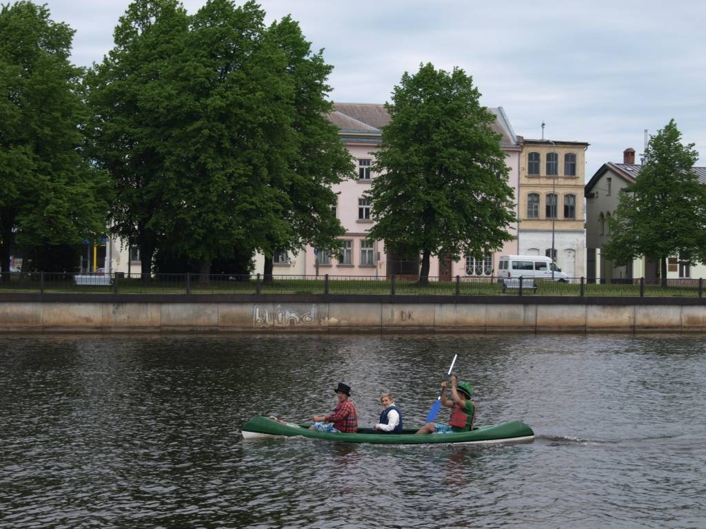 26. maijā Liepājas ezerā un Tirdzniecības kanālā notika ūdenstūrisma sacensības "Liepājas regate". Sacensības šogad bija īpašas ar to, ka dalībnieki ne tikai airēja, bet arī veica orientēšanos uz ūdens. Kā ierasts pa ceļam vāca ūdenī...
Autors: ReKurZeme, portāls