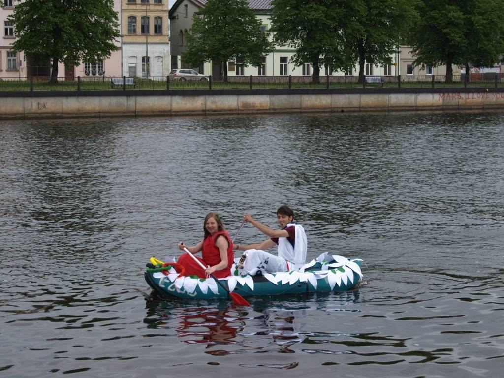 26. maijā Liepājas ezerā un Tirdzniecības kanālā notika ūdenstūrisma sacensības "Liepājas regate". Sacensības šogad bija īpašas ar to, ka dalībnieki ne tikai airēja, bet arī veica orientēšanos uz ūdens. Kā ierasts pa ceļam vāca ūdenī...
Autors: ReKurZeme, portāls