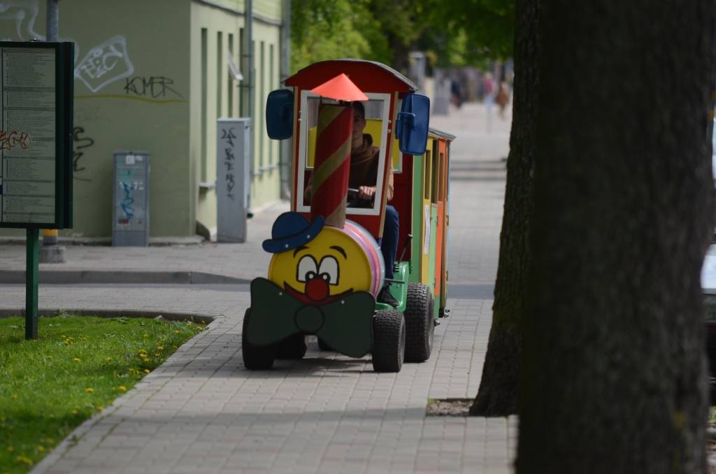 Pa Jūrmalas parku Liepājā vizinās mazs vilcieniņš.
Autors: Uldis Dobelis