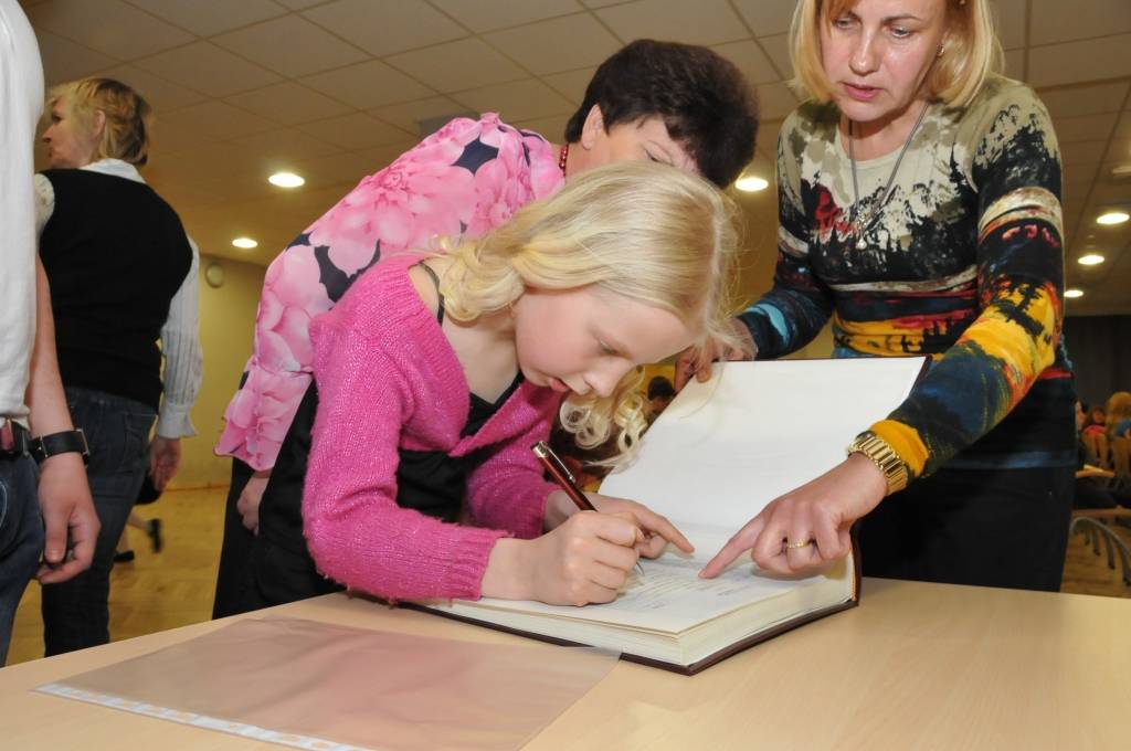Trešdien, 16. maijā, Liepājas Olimpiskā centra telpās Draudzīgā Aicinājuma Liepājas pilsētas 5. vidusskolas kolektīvs parakstījās jaunajā skolas Goda grāmatā, kas iedibināta kā jauna tradīcija.

Jau ziņojām, ka pavisam nesen skolā tika...
Autors: ReKurZeme, portāls