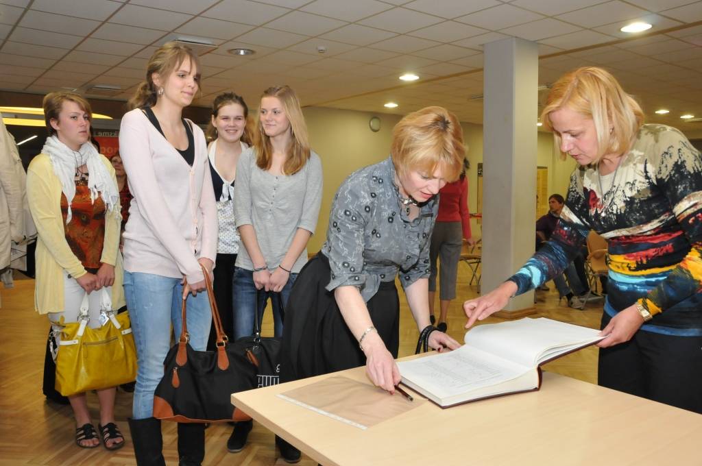 Trešdien, 16. maijā, Liepājas Olimpiskā centra telpās Draudzīgā Aicinājuma Liepājas pilsētas 5. vidusskolas kolektīvs parakstījās jaunajā skolas Goda grāmatā, kas iedibināta kā jauna tradīcija.

Jau ziņojām, ka pavisam nesen skolā tika...
Autors: ReKurZeme, portāls