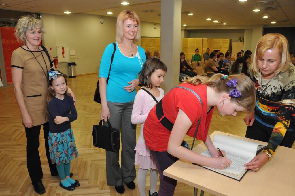 Trešdien, 16. maijā, Liepājas Olimpiskā centra telpās Draudzīgā Aicinājuma Liepājas pilsētas 5. vidusskolas kolektīvs parakstījās jaunajā skolas Goda grāmatā, kas iedibināta kā jauna tradīcija.

Jau ziņojām, ka pavisam nesen skolā tika...
Autors: ReKurZeme, portāls