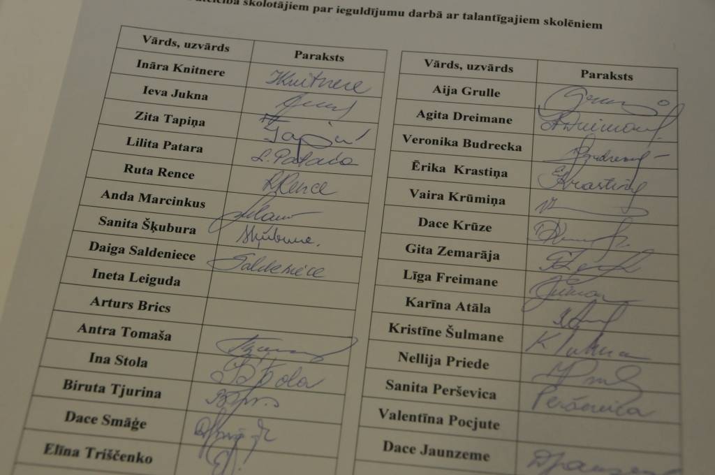Trešdien, 16. maijā, Liepājas Olimpiskā centra telpās Draudzīgā Aicinājuma Liepājas pilsētas 5. vidusskolas kolektīvs parakstījās jaunajā skolas Goda grāmatā, kas iedibināta kā jauna tradīcija.

Jau ziņojām, ka pavisam nesen skolā tika...
Autors: ReKurZeme, portāls