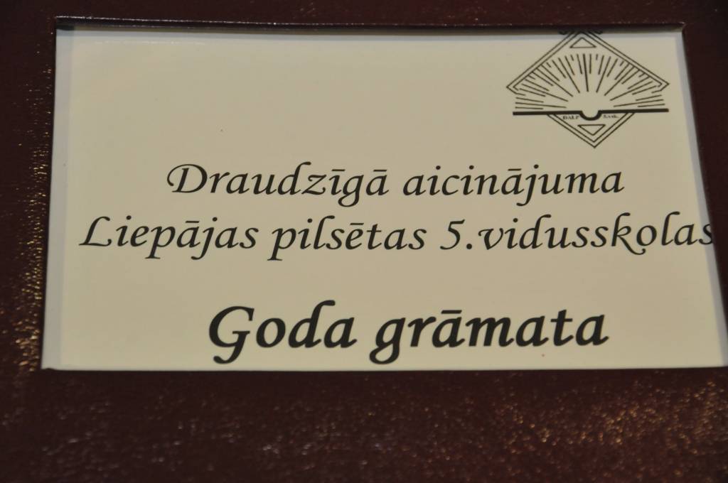 Trešdien, 16. maijā, Liepājas Olimpiskā centra telpās Draudzīgā Aicinājuma Liepājas pilsētas 5. vidusskolas kolektīvs parakstījās jaunajā skolas Goda grāmatā, kas iedibināta kā jauna tradīcija.

Jau ziņojām, ka pavisam nesen skolā tika...
Autors: ReKurZeme, portāls