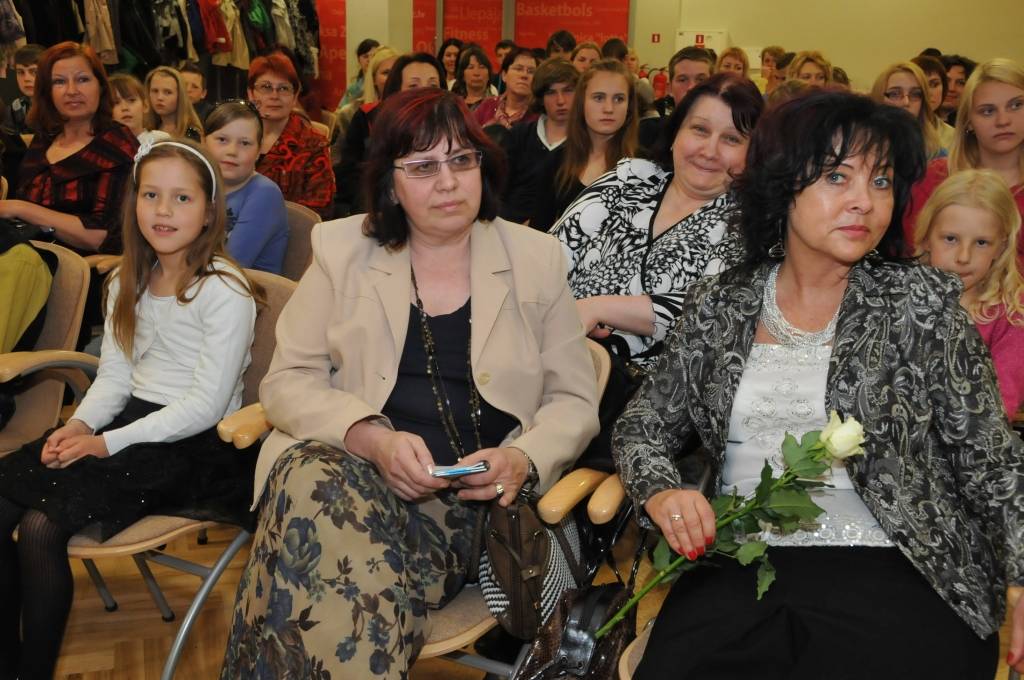 Trešdien, 16. maijā, Liepājas Olimpiskā centra telpās Draudzīgā Aicinājuma Liepājas pilsētas 5. vidusskolas kolektīvs parakstījās jaunajā skolas Goda grāmatā, kas iedibināta kā jauna tradīcija.

Jau ziņojām, ka pavisam nesen skolā tika...
Autors: ReKurZeme, portāls