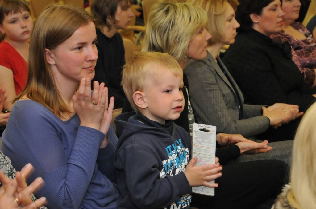 Trešdien, 16. maijā, Liepājas Olimpiskā centra telpās Draudzīgā Aicinājuma Liepājas pilsētas 5. vidusskolas kolektīvs parakstījās jaunajā skolas Goda grāmatā, kas iedibināta kā jauna tradīcija.

Jau ziņojām, ka pavisam nesen skolā tika...
Autors: ReKurZeme, portāls