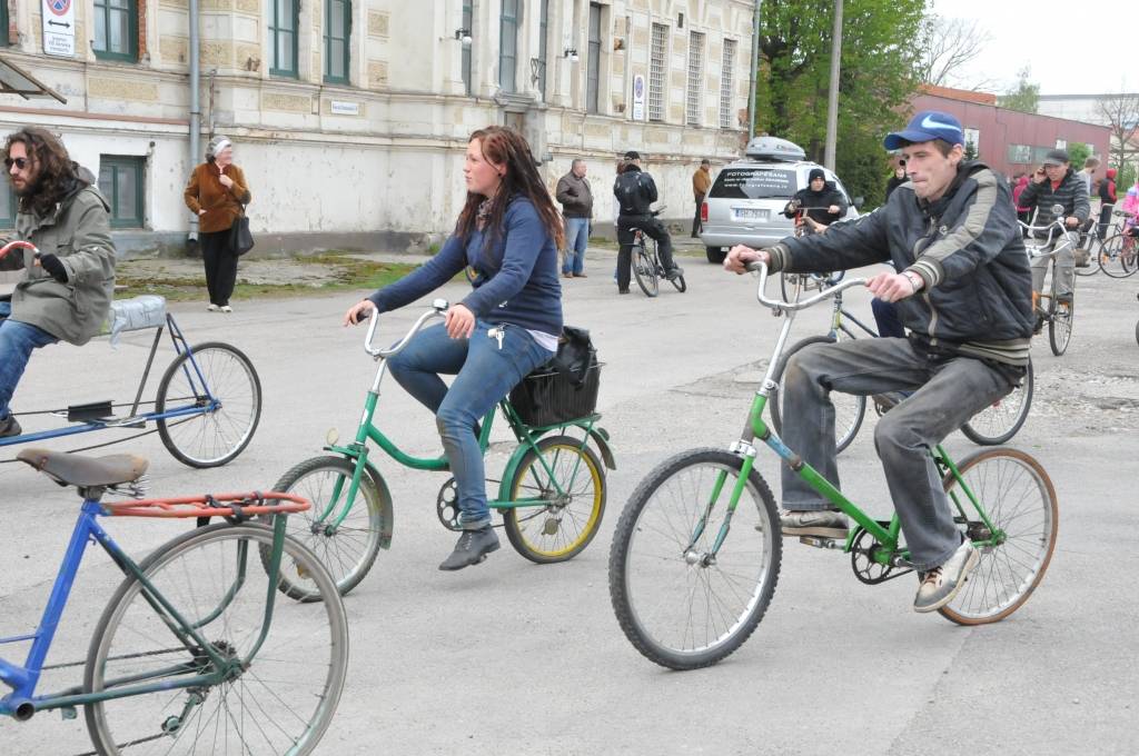 Liepājā sestdien notika Ērmriteņu parāde. Tā sākās promenādes angārā un turpinājās Liepājas ielās.
Autors: ReKurZeme, portāls