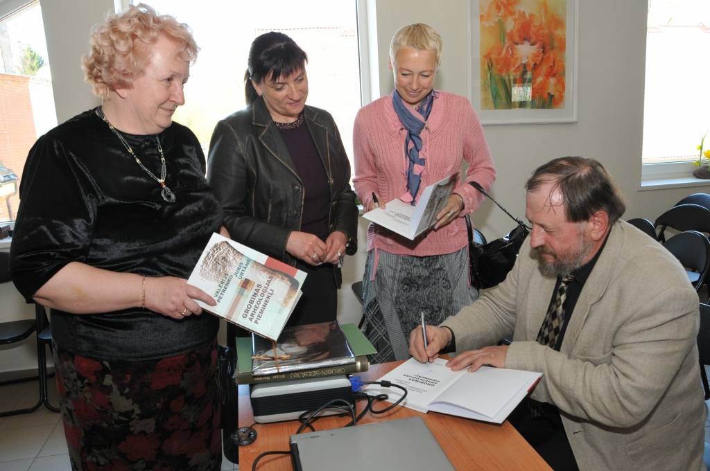 Grobiņas pilsētas bibliotēkā 9. maijā atvēra Valērija Petrenko un Jura Urtāna grāmatu "Grobiņas arheoloģijas pieminekļi".

Grobiņas arheoloģiskais ansamblis ir autentisks un labi saglabājies galvenokārt vikingu laika arheoloģisko vietu un...
Autors: ReKurZeme, portāls