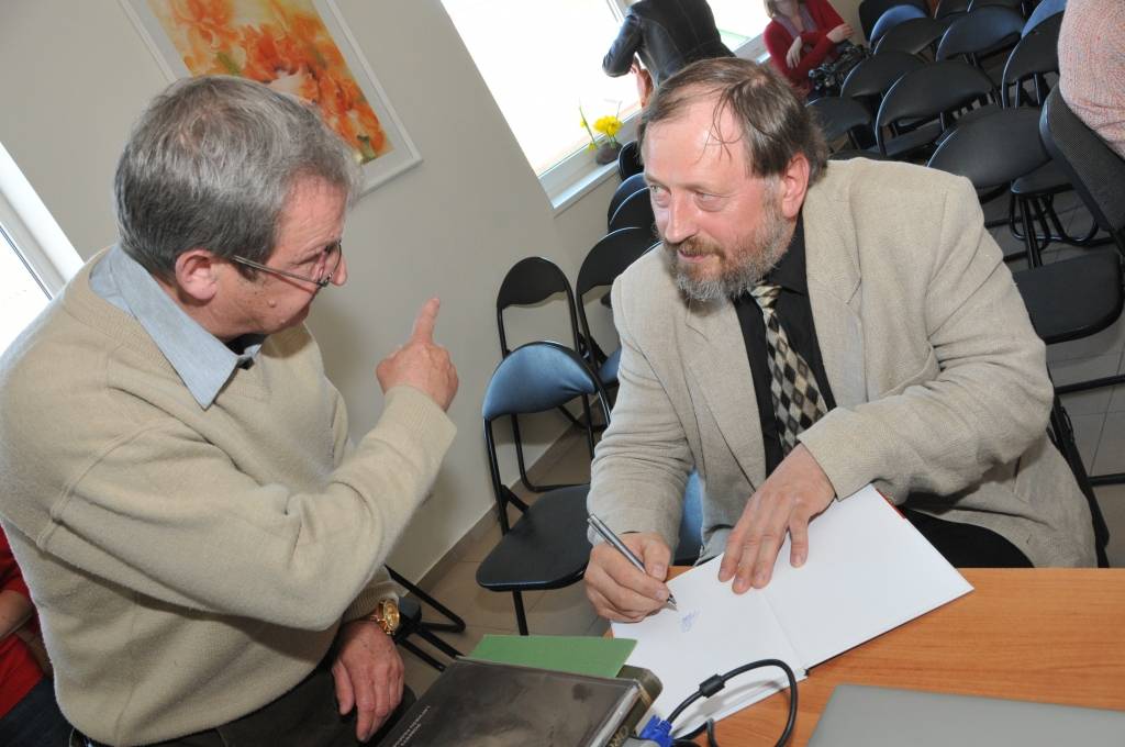 Grobiņas pilsētas bibliotēkā 9. maijā atvēra Valērija Petrenko un Jura Urtāna grāmatu "Grobiņas arheoloģijas pieminekļi".

Grobiņas arheoloģiskais ansamblis ir autentisks un labi saglabājies galvenokārt vikingu laika arheoloģisko vietu un...
Autors: ReKurZeme, portāls