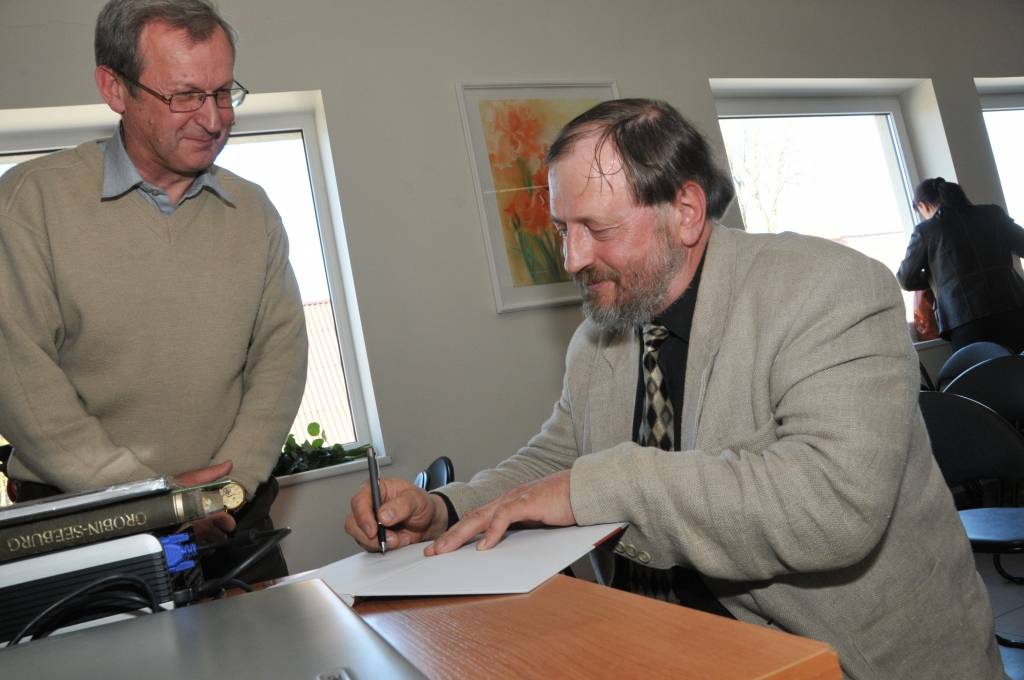 Grobiņas pilsētas bibliotēkā 9. maijā atvēra Valērija Petrenko un Jura Urtāna grāmatu "Grobiņas arheoloģijas pieminekļi".

Grobiņas arheoloģiskais ansamblis ir autentisks un labi saglabājies galvenokārt vikingu laika arheoloģisko vietu un...
Autors: ReKurZeme, portāls