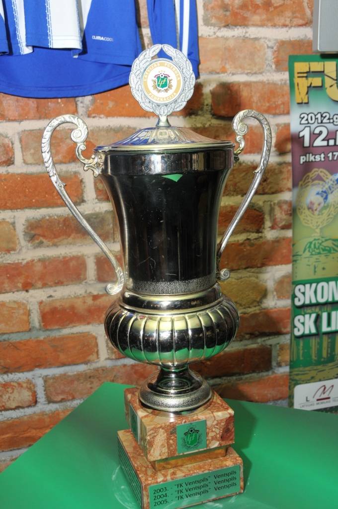 Liepājā, atpūtas un izklaides kompleksā "Klondaika" līdz piektdienai apskatāms Latvijas futbola kauss, ko jau sestdien pasniegs "Liepājas metalurga" vai "Skonto" futbolistiem. Abas komandas Liepājā tiksies Latvijas kausa izcīņas finālā,...
Autors: ReKurZeme, portāls