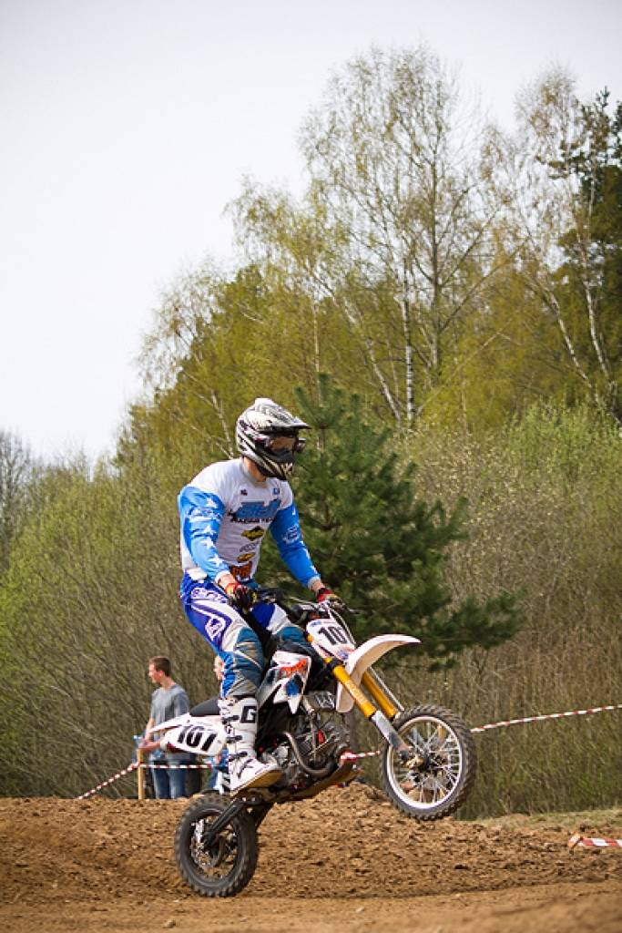 Latvijas čempionāta motokrosā pirmā posma otrā diena 29. aprīlī Misiņkalna mototrasē Aizputē.