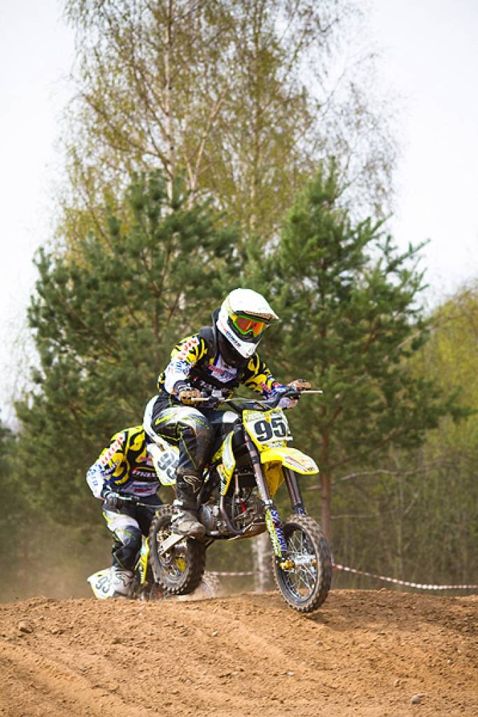 Latvijas čempionāta motokrosā pirmā posma otrā diena 29. aprīlī Misiņkalna mototrasē Aizputē.