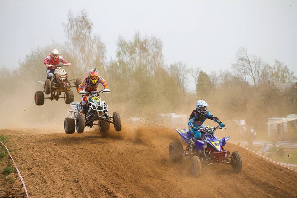 Latvijas čempionāta motokrosā pirmā posma otrā diena 29. aprīlī Misiņkalna mototrasē Aizputē.