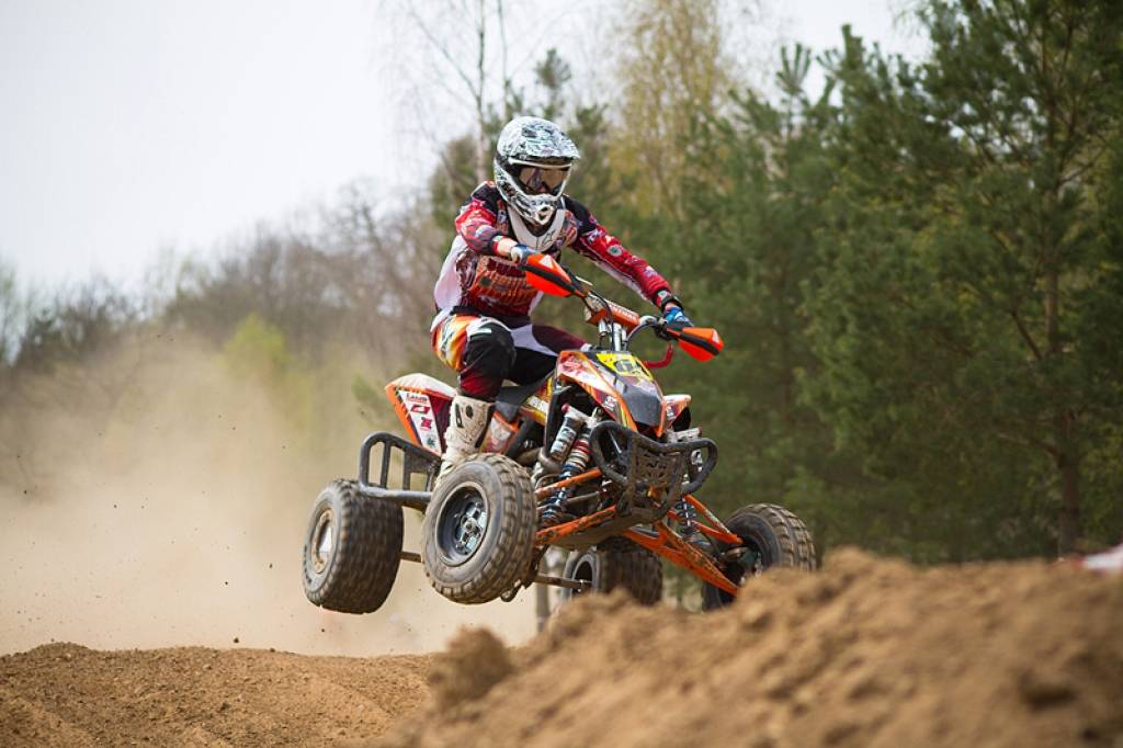 Latvijas čempionāta motokrosā pirmā posma otrā diena 29. aprīlī Misiņkalna mototrasē Aizputē.