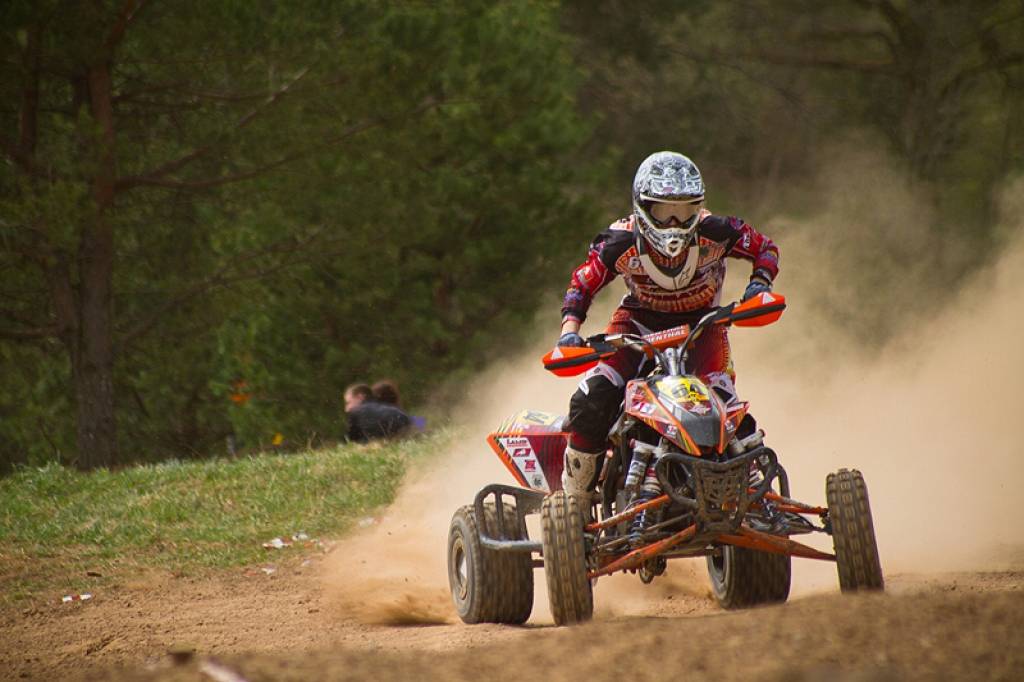 Latvijas čempionāta motokrosā pirmā posma otrā diena 29. aprīlī Misiņkalna mototrasē Aizputē.