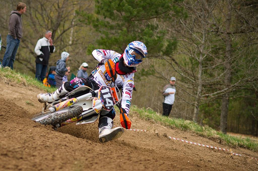 Latvijas čempionāta motokrosā pirmā posma otrā diena 29. aprīlī Misiņkalna mototrasē Aizputē.