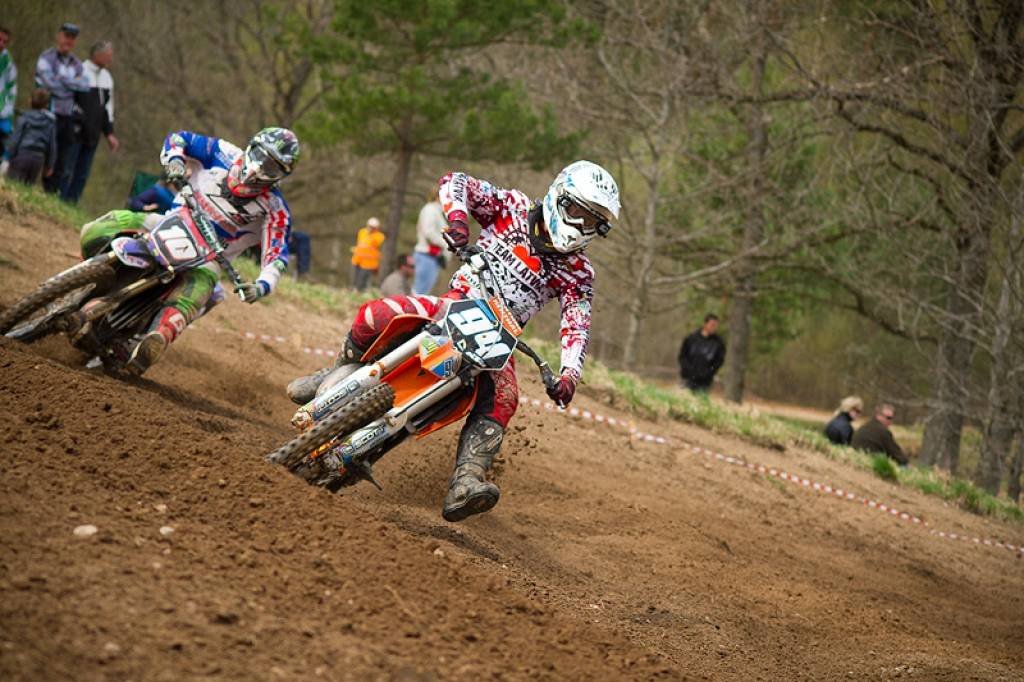Latvijas čempionāta motokrosā pirmā posma otrā diena 29. aprīlī Misiņkalna mototrasē Aizputē.