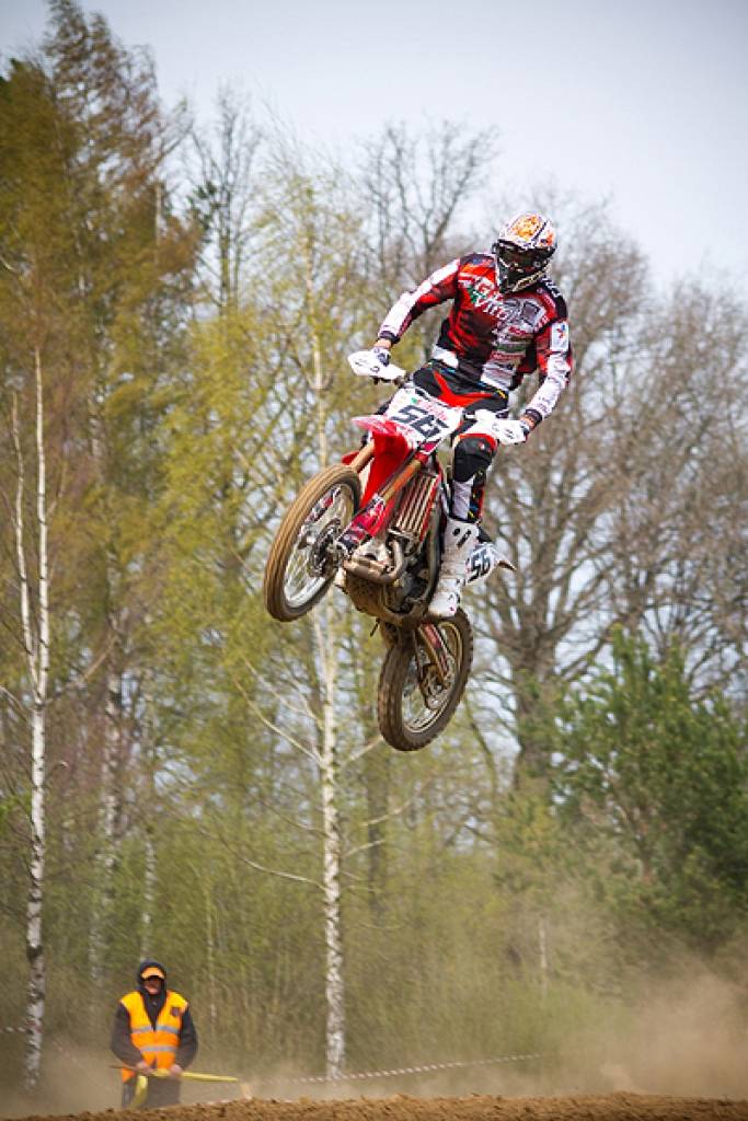 Latvijas čempionāta motokrosā pirmā posma otrā diena 29. aprīlī Misiņkalna mototrasē Aizputē.