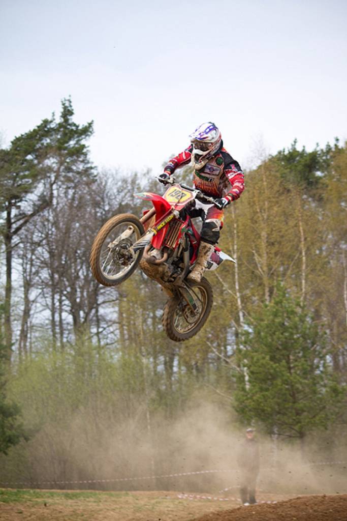 Latvijas čempionāta motokrosā pirmā posma otrā diena 29. aprīlī Misiņkalna mototrasē Aizputē.