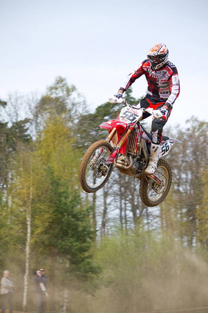 Latvijas čempionāta motokrosā pirmā posma otrā diena 29. aprīlī Misiņkalna mototrasē Aizputē.