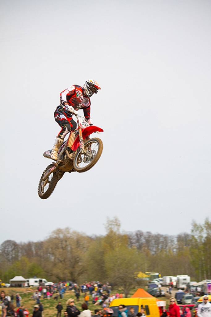 Latvijas čempionāta motokrosā pirmā posma otrā diena 29. aprīlī Misiņkalna mototrasē Aizputē.