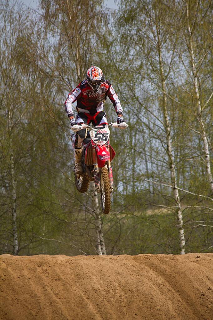 Latvijas čempionāta motokrosā pirmā posma otrā diena 29. aprīlī Misiņkalna mototrasē Aizputē.