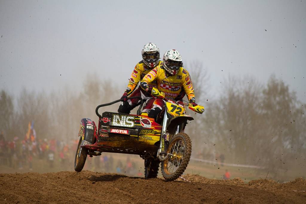 Latvijas čempionāta motokrosā pirmā posma otrā diena 29. aprīlī Misiņkalna mototrasē Aizputē.