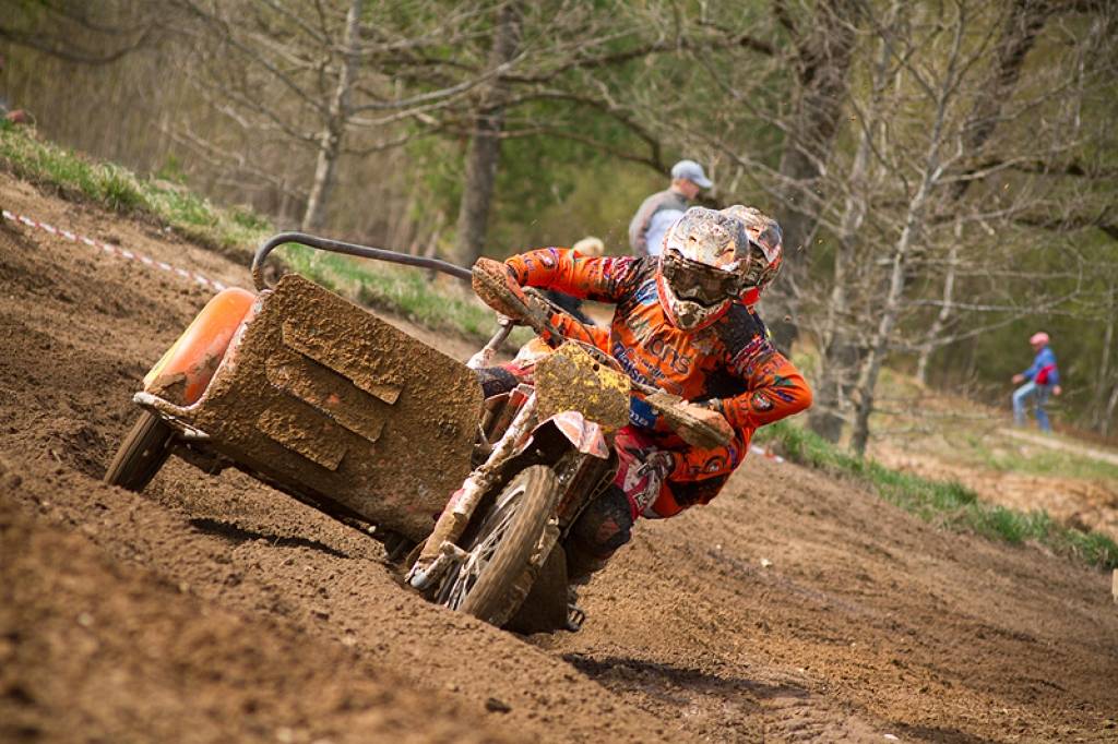 Latvijas čempionāta motokrosā pirmā posma otrā diena 29. aprīlī Misiņkalna mototrasē Aizputē.
