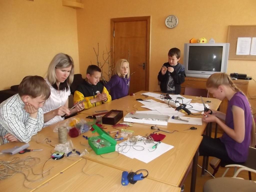 Mācību gadam noslēdzoties 30 Ata Kronvalda Durbes vidusskolas un Rāvas pamatskolas skolēni piedalījās nometnē "Durbe 2012", vadītāja Nometnes vadītāja - pedagogs Līga Rozenšteina.
Nometnes dalībnieki radoši izpaudās dažādās nodarbībās –...
Autors: ReKurZeme, portāls