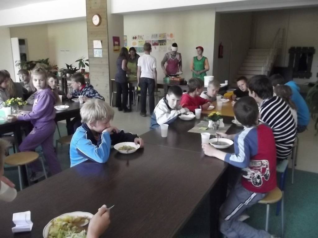 Mācību gadam noslēdzoties 30 Ata Kronvalda Durbes vidusskolas un Rāvas pamatskolas skolēni piedalījās nometnē "Durbe 2012", vadītāja Nometnes vadītāja - pedagogs Līga Rozenšteina.
Nometnes dalībnieki radoši izpaudās dažādās nodarbībās –...
Autors: ReKurZeme, portāls