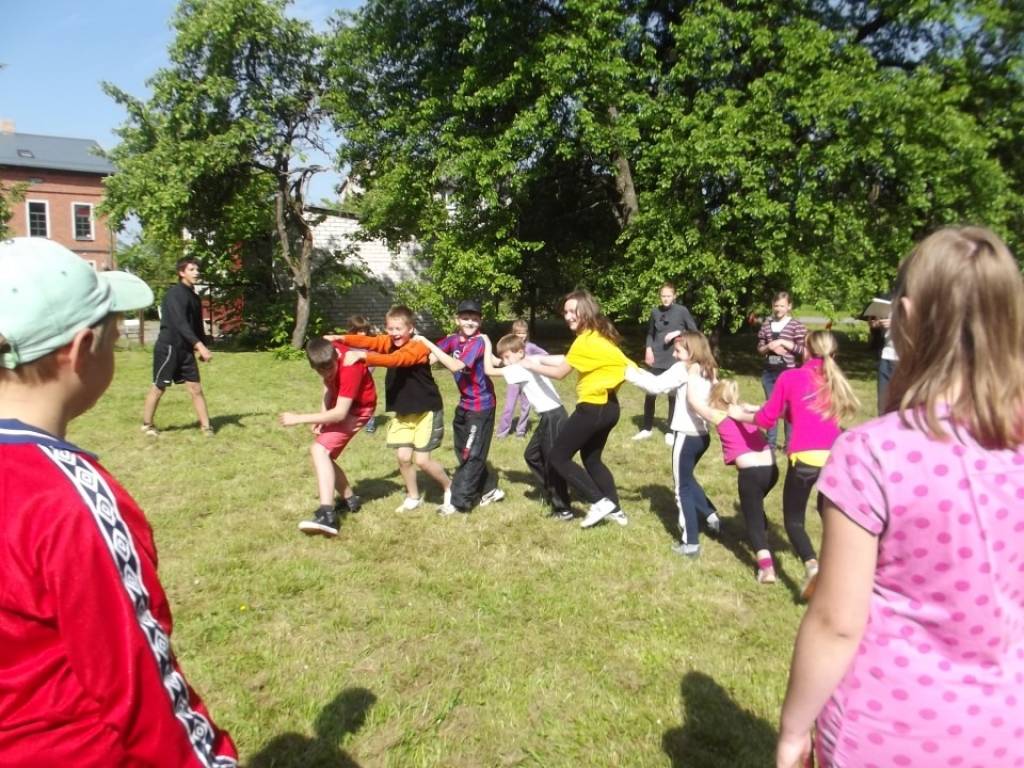 Mācību gadam noslēdzoties 30 Ata Kronvalda Durbes vidusskolas un Rāvas pamatskolas skolēni piedalījās nometnē "Durbe 2012", vadītāja Nometnes vadītāja - pedagogs Līga Rozenšteina.
Nometnes dalībnieki radoši izpaudās dažādās nodarbībās –...
Autors: ReKurZeme, portāls