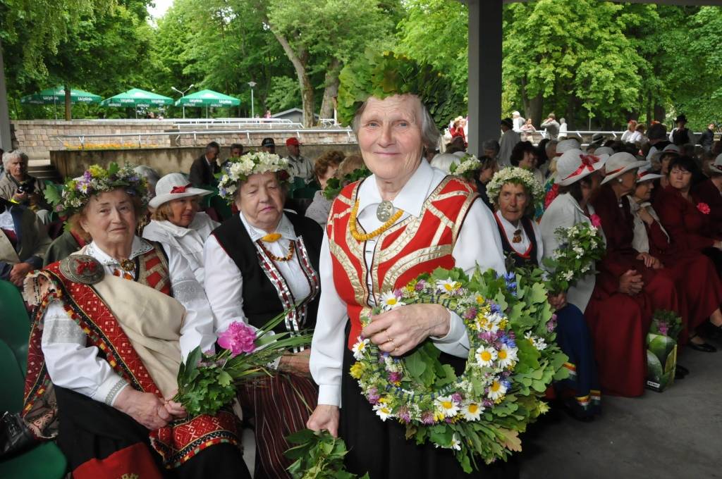 Piektdien, 15. jūnijā, Liepājas koncertestrādē "Pūt, vējiņi!" notika gadskartējie Kurzemes zonas pensionāru Jāņu ielīgošanas svētki.
Autors: ReKurZeme, portāls