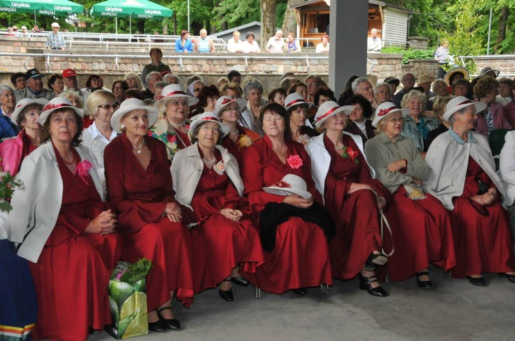 Piektdien, 15. jūnijā, Liepājas koncertestrādē "Pūt, vējiņi!" notika gadskartējie Kurzemes zonas pensionāru Jāņu ielīgošanas svētki.
Autors: ReKurZeme, portāls